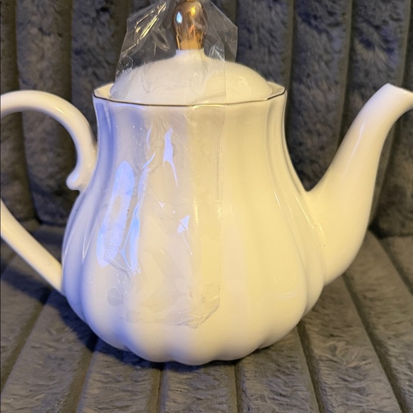 Pukka Home Elegant White Teapot with Gold Accent - Picture 4 of 7